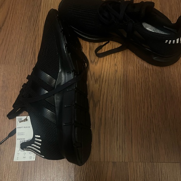 Adidas shoes - Picture 2 of 3